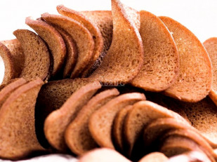 Сухарики с холодцом и хреном: Ресторанные гренки с чесноком