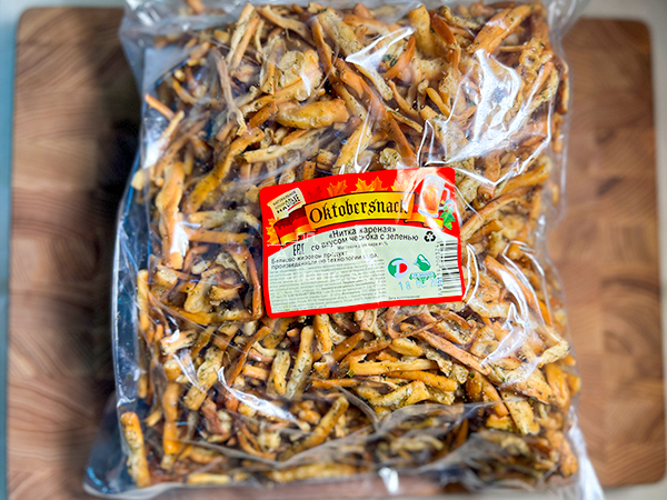 Нитка ЖАРЕНАЯ "Чеснок с зеленью" Oktobersnack 1 кг (сырный продукт) в Батайске