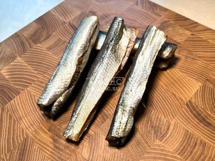 Сухарики с беконом: Корюшка вяленая (тушка)