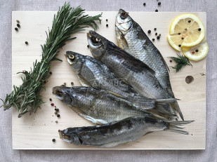 Мучные полоски ФИОЛЕТОВЫЕ со вкусом острых куриных крылышек 76 гр: Вобла вяленая астраханская крупная